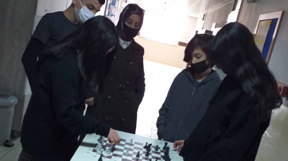 KTS Çalışmaları kapsamında ve ahenk projesine destek Okul koridorlarına, öğrencilerin ulaşabileceği şekilde satranç takımları yerleştirdik