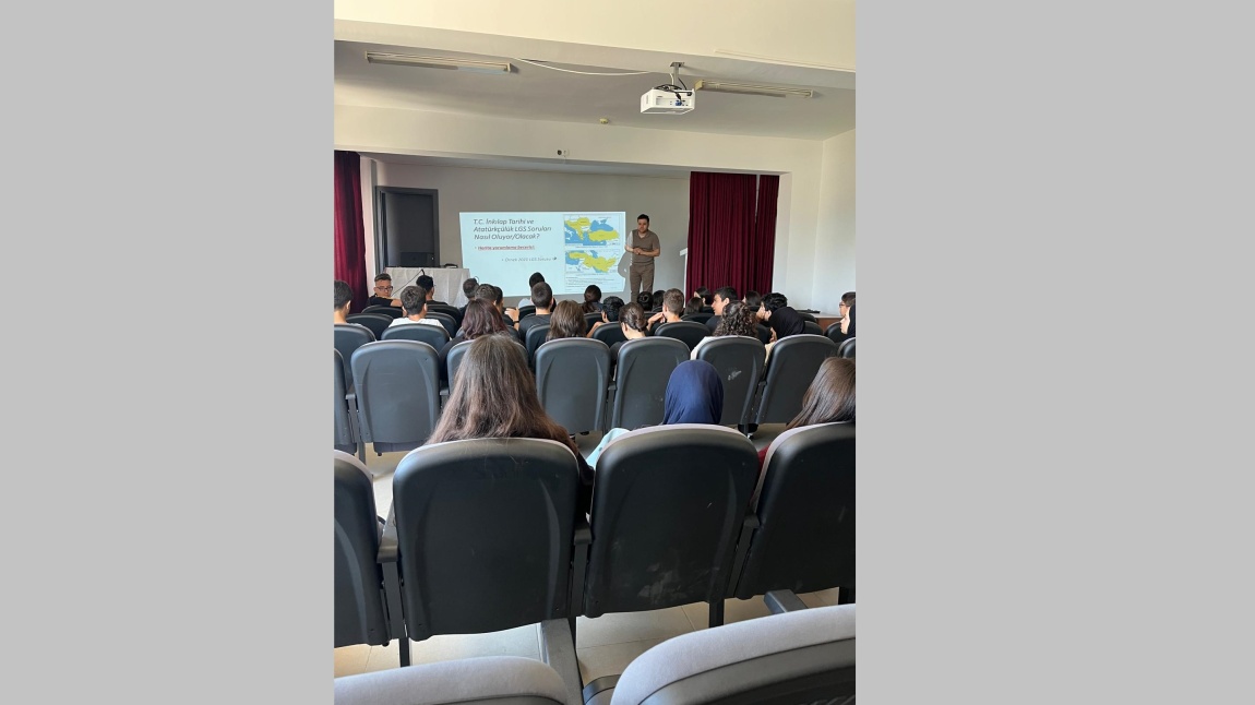 LGS'ye Girecek Öğrencilerimize Okulumuz Konferans Salonunda Seminer Verildi.